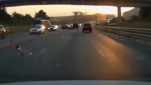 道路驚魂 機(jī)動(dòng)車(chē)故障引發(fā)嚴(yán)重?fù)p毀事故