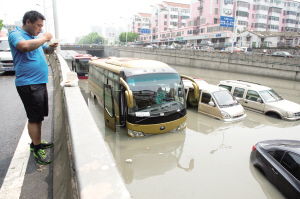 道路積水致汽車(chē)受困 城市內(nèi)澇中的交通困局與應(yīng)對(duì)之策