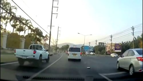 道路亂象 摩托車見(jiàn)縫插針與面包車隨意變道，誰(shuí)之過(guò)？